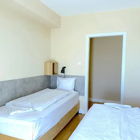 Apartment Prime - Modern 2 Bedroom Family With Parking Included *