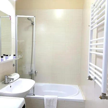 Prime - Modern 2 Bedroom Family With Parking Included