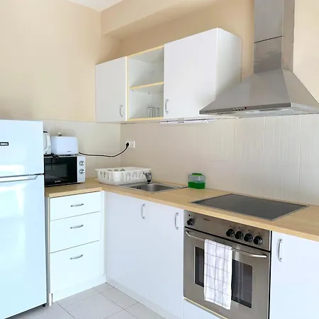 Prime - Modern 2 Bedroom Family With Parking Included Apartment *